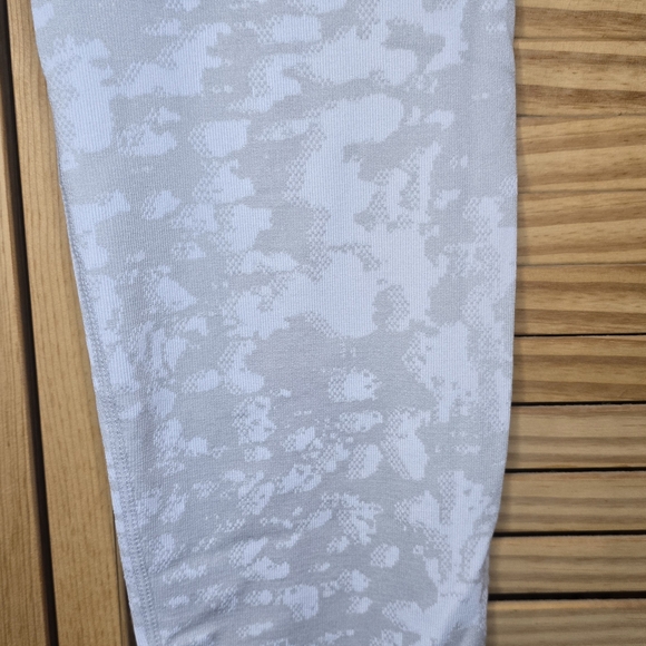 Fabletics Light Gray Patterned Leggings, Size Medium - Picture 2 of 4